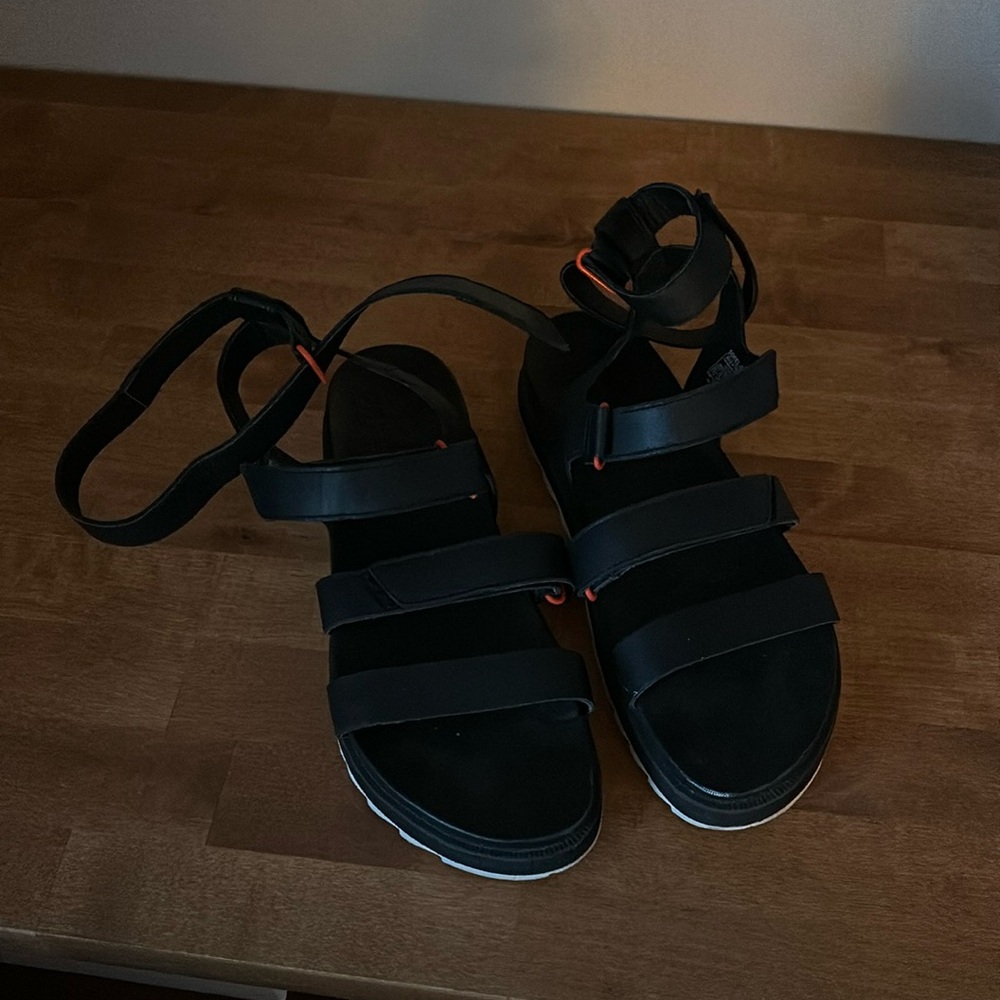 Sorel black sandals size 9.5